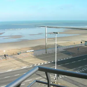 'de Strandwandeling' Near Appartement